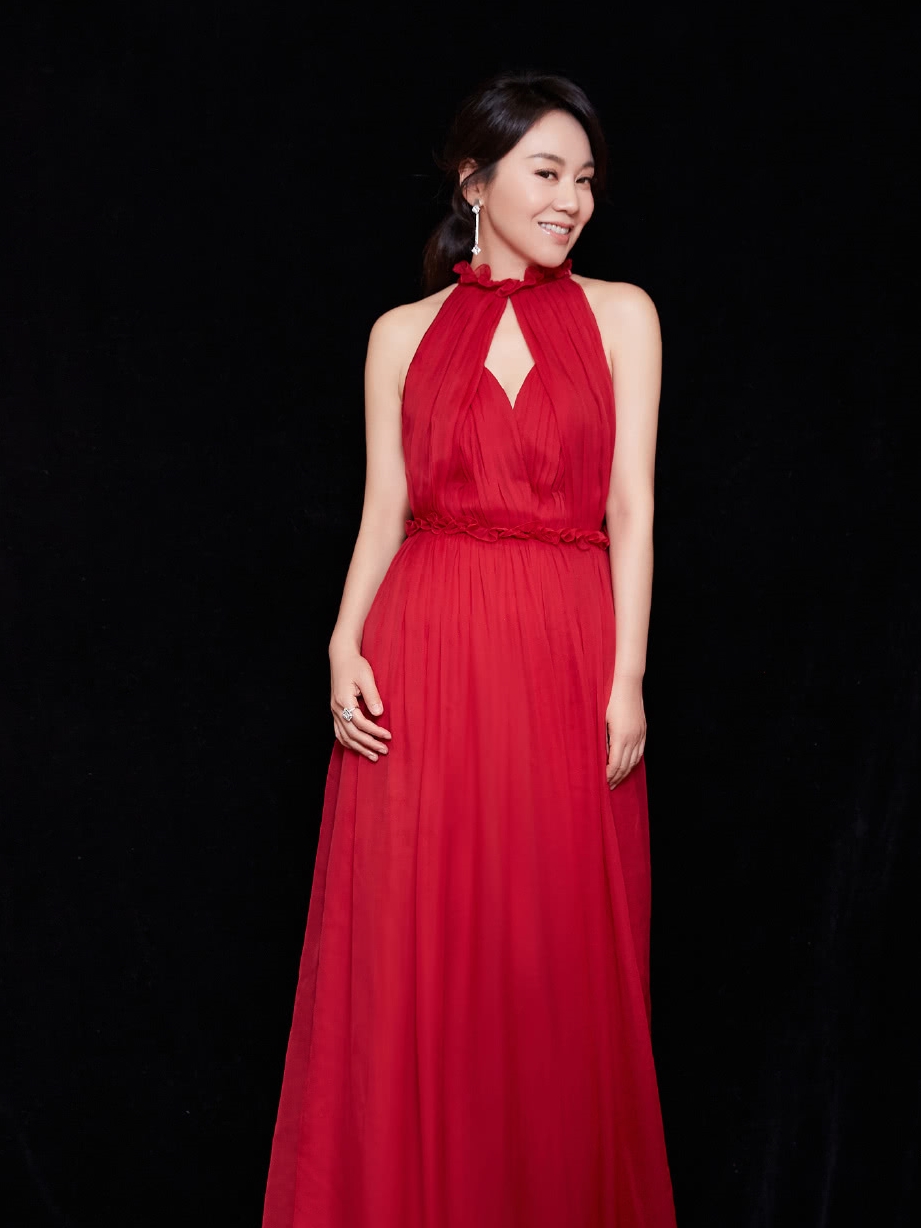 一炮而红,穿红色挂脖长裙,美得就像18岁|闫妮|武林外传|红色_新浪新闻