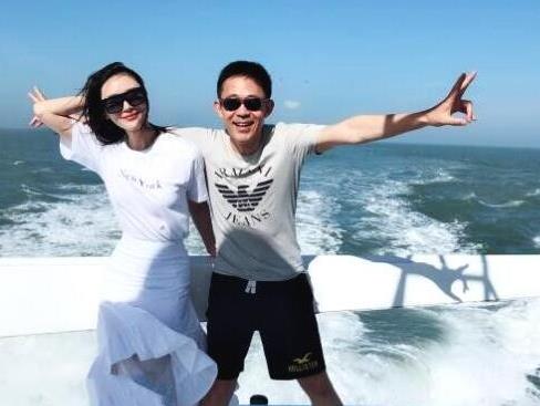 90后王瑞与侯勇罕见现身白色马甲配紫色毛衫私服穿搭很时髦