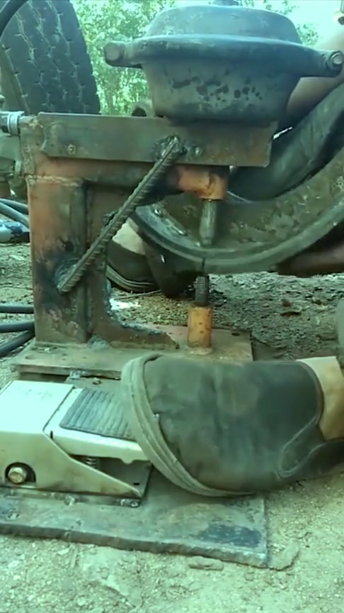 牛人改装的自动拔树设备,一顿操作连根拔起,真是便民神器!