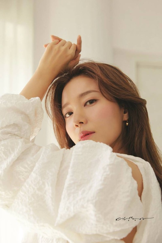 韩国女艺人郑诗雅最新杂志写真色调温柔