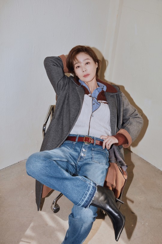 韩国女艺人金成玲拍代言品牌最新宣传照