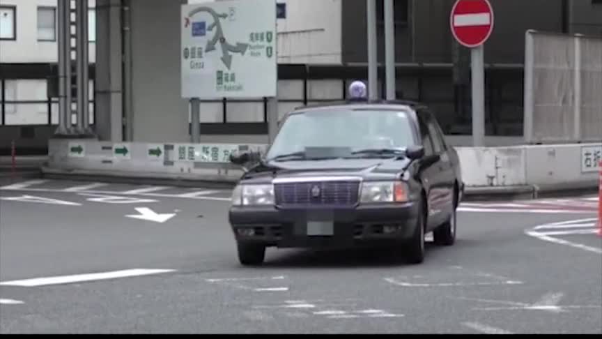 日本便衣警车伪装起来专门抓路口不减速的车辆这下倒霉了