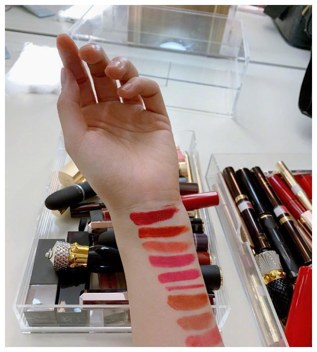 43岁陈数用锁骨放口红,刘雯秀蝴蝶背,女星身材要求又出新标准