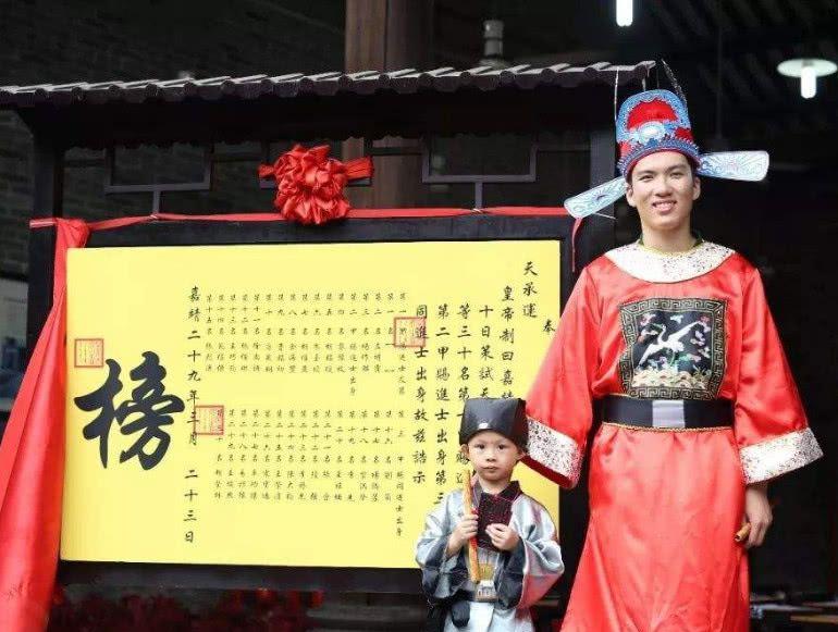 清朝最狂考生试卷写了8个字皇帝看完激动不已状元