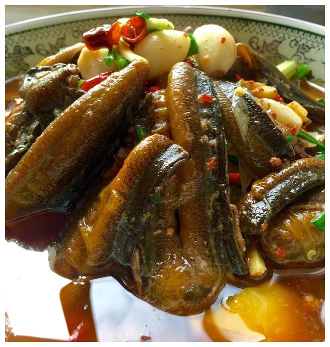 黄鳝宰杀后剪成一段段,冲洗干净后用盐揉搓去除鳝鱼身上的黏液,冲净