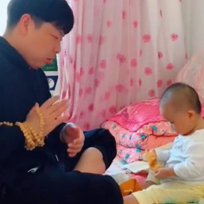 熊爸爸和熊孩子的日常 奶爸这方式超级带娃 网友 爸爸真幼稚 熊爸爸 熊孩子 父亲 新浪新闻 熊爸爸和熊孩子的日常 奶爸这方式超级带娃 网友 爸爸真幼稚 熊爸爸 熊孩子 父亲 新浪新闻
