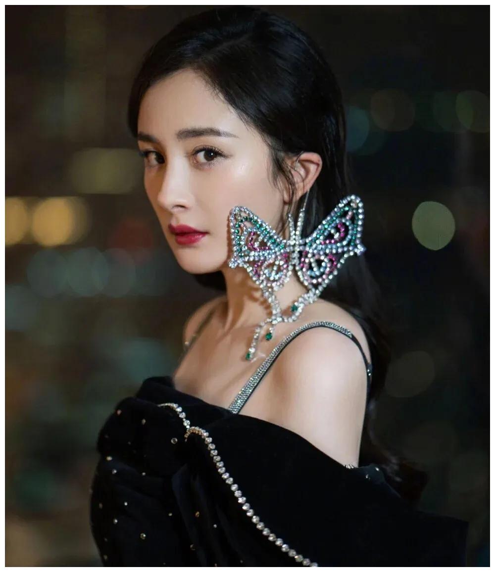 女神杨幂最新造型又戴夸张的大蝴蝶耳环,蝴蝶元素搭配火了吗?