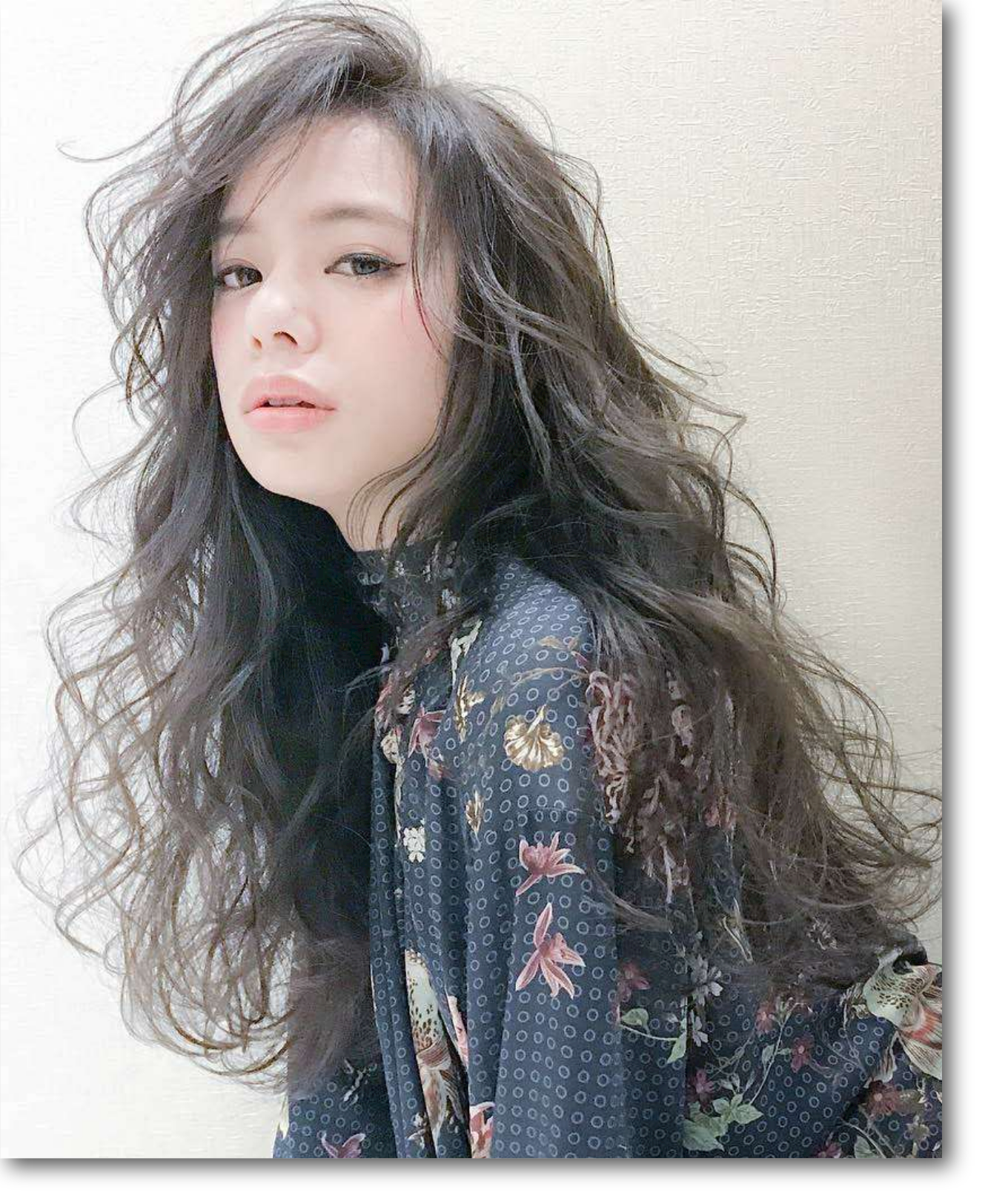 所谓柔波浪,就是超级自然的微卷,做出柔软又自然的波浪卷发型.