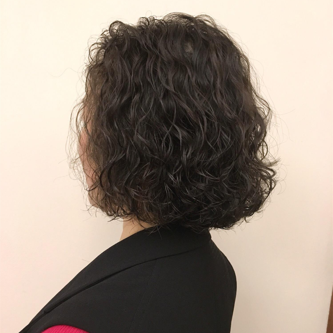 但很多人烫发后,却不知如何打理这种发型,下面就给大家分享最简单的