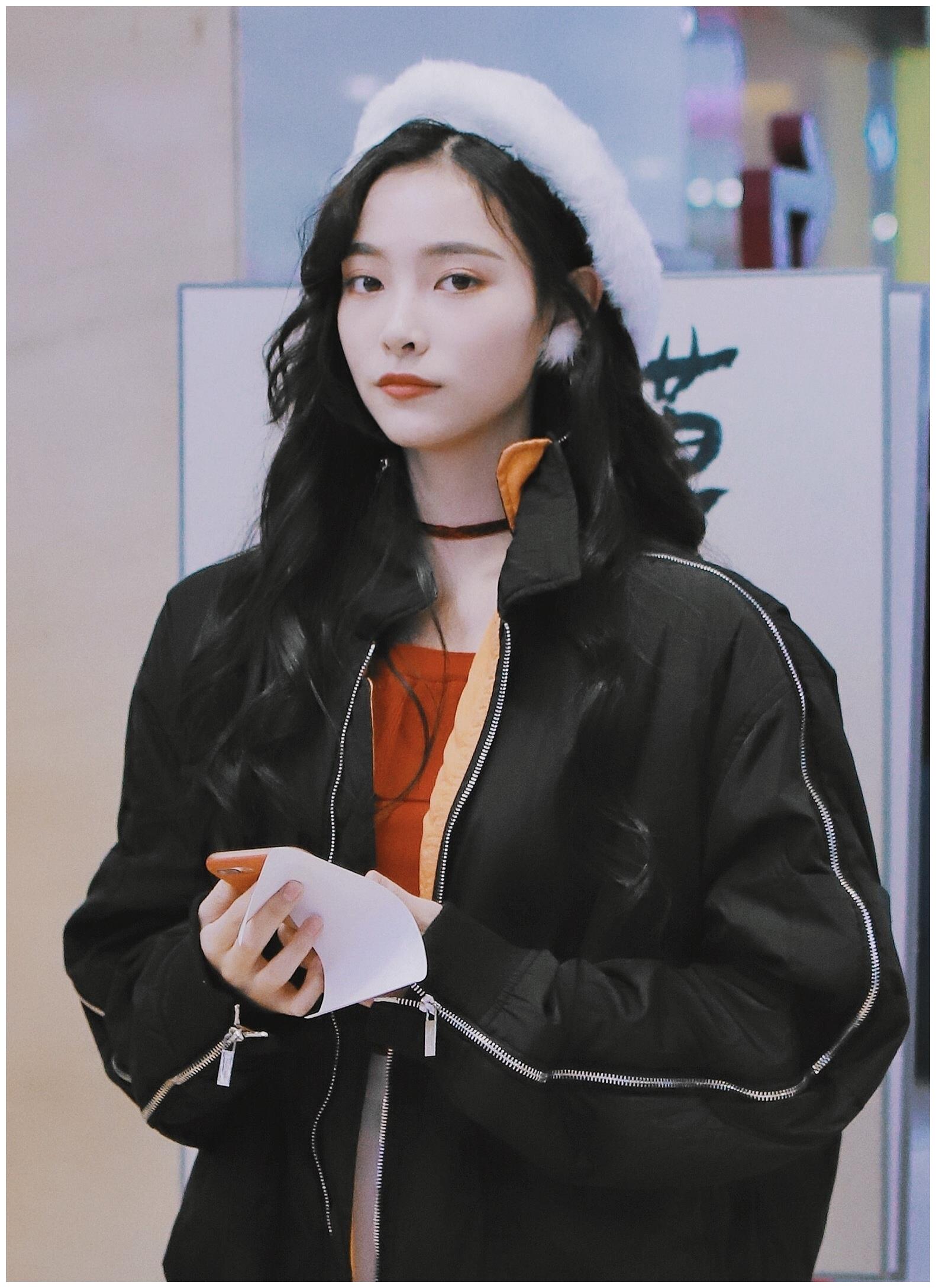 长发的许佳琪你们见过吗穿棉服配短裙妥妥一个甜酷girl