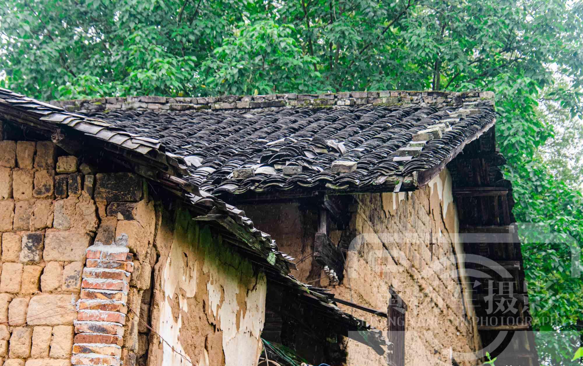 江西南康区卢屋村,夏雨中很熟悉的乡村老屋,赣州人故乡的原风景