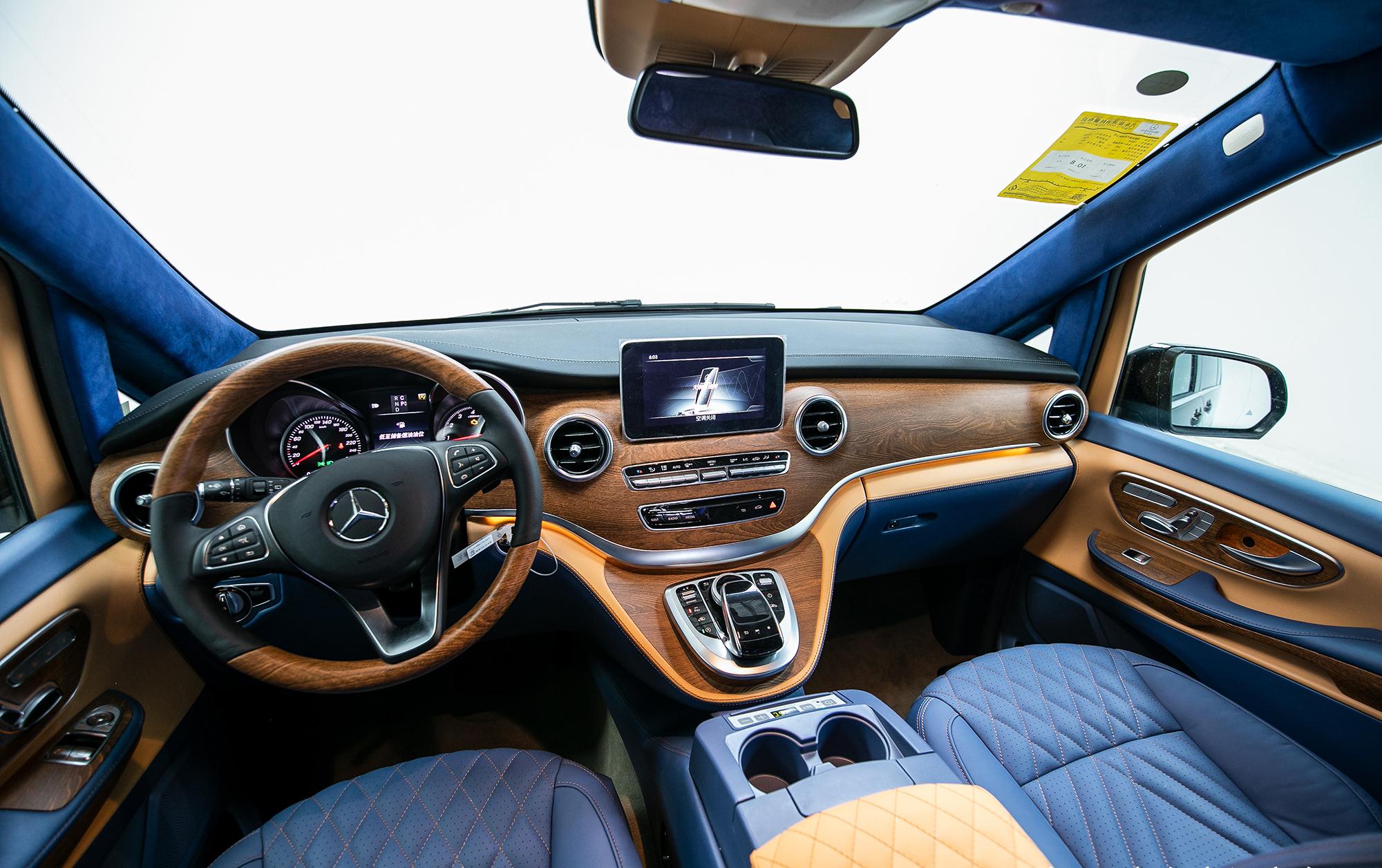 奔驰7座商务车变身奢华4座,高级配色,来看看内舱有多奢华