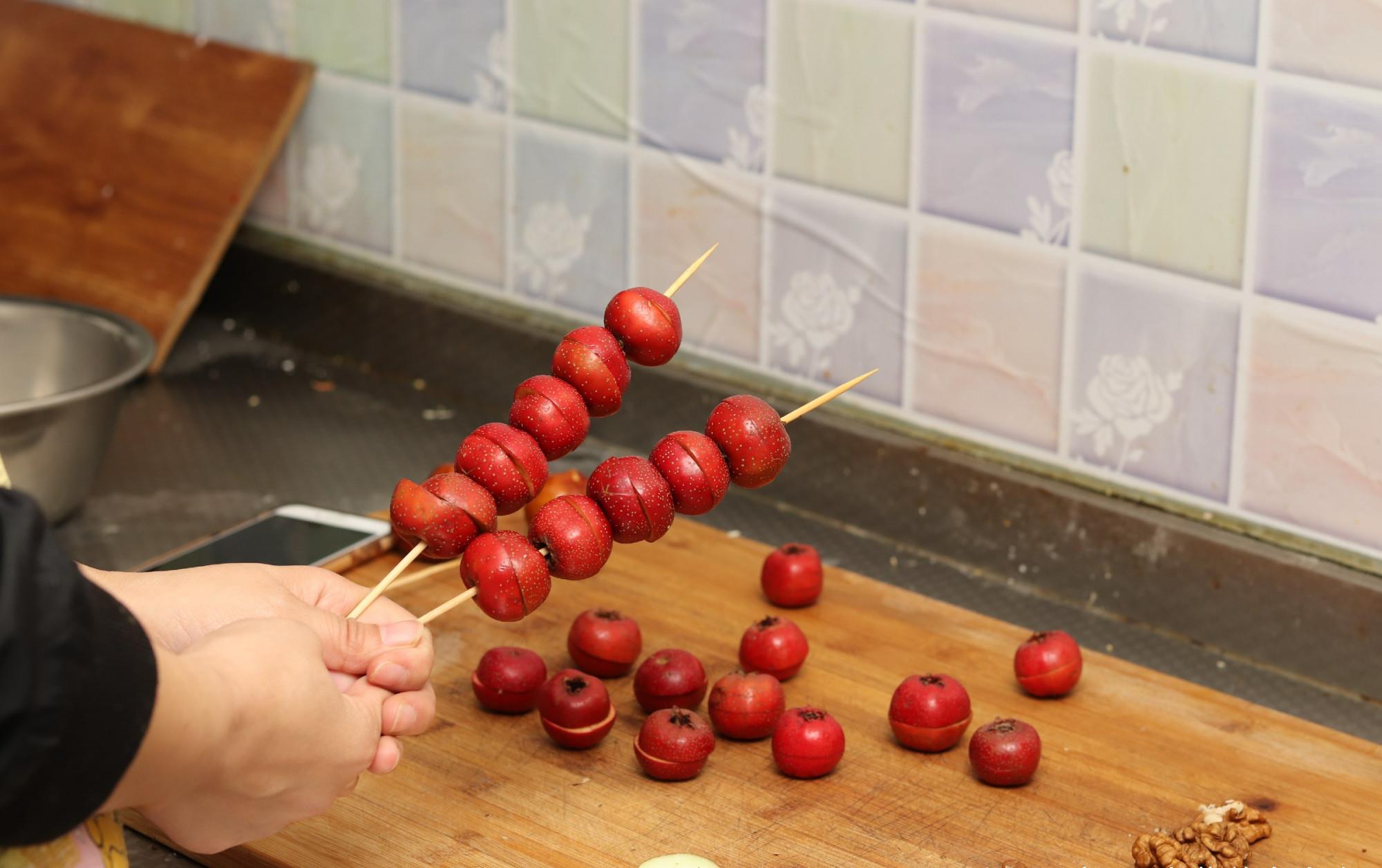秋天要多吃山楂,教你在家自制冰糖葫芦,嘎嘣脆不粘牙,好吃不贵