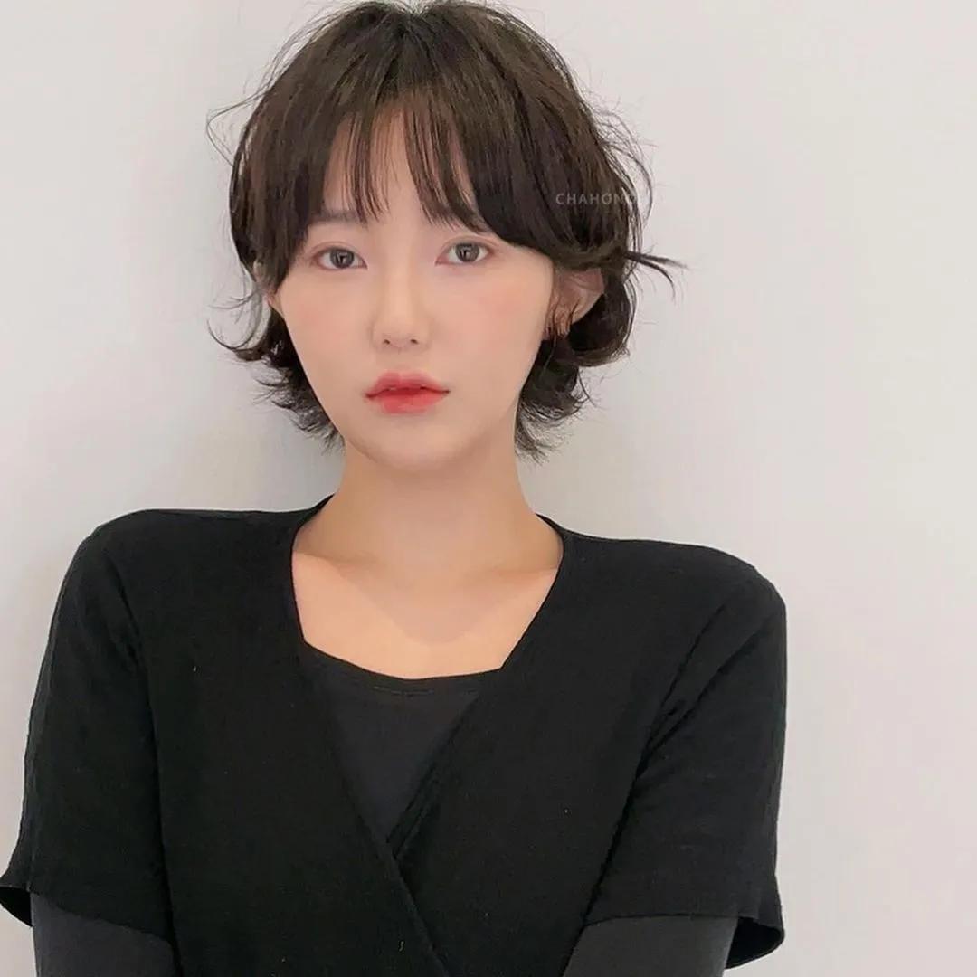 纹理烫是一种似卷非卷的卷发效果,和你理解的大卷发型有所不同,因为