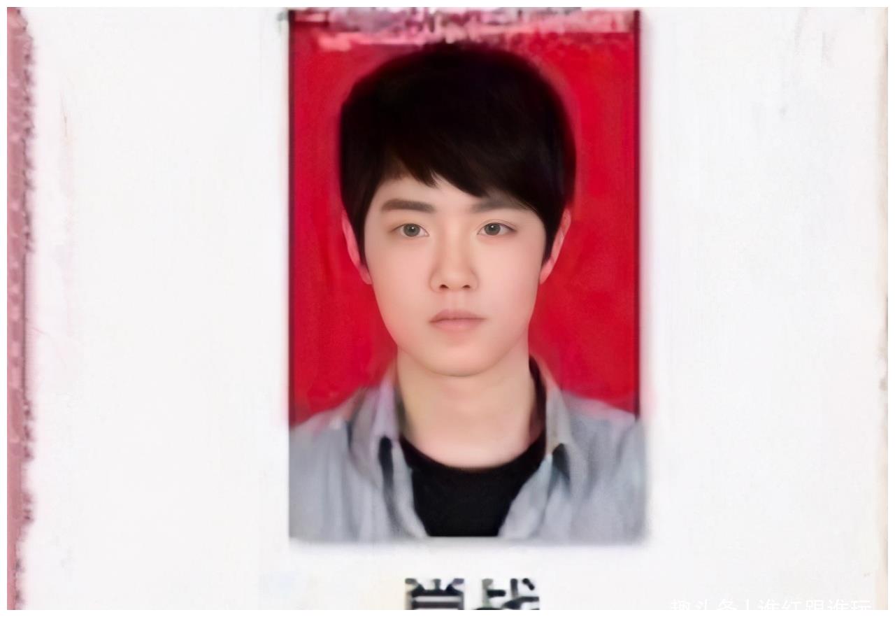 肖战高中自拍颜值超高,被赞校草级别!