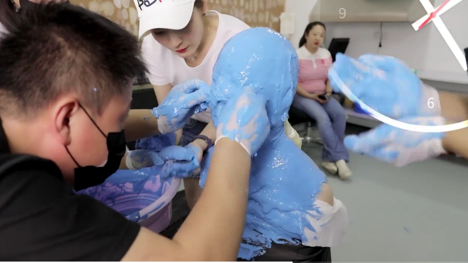 视频中的景甜要抹上厚厚的蓝色石膏,过程非常的艰辛,在最后脱模时