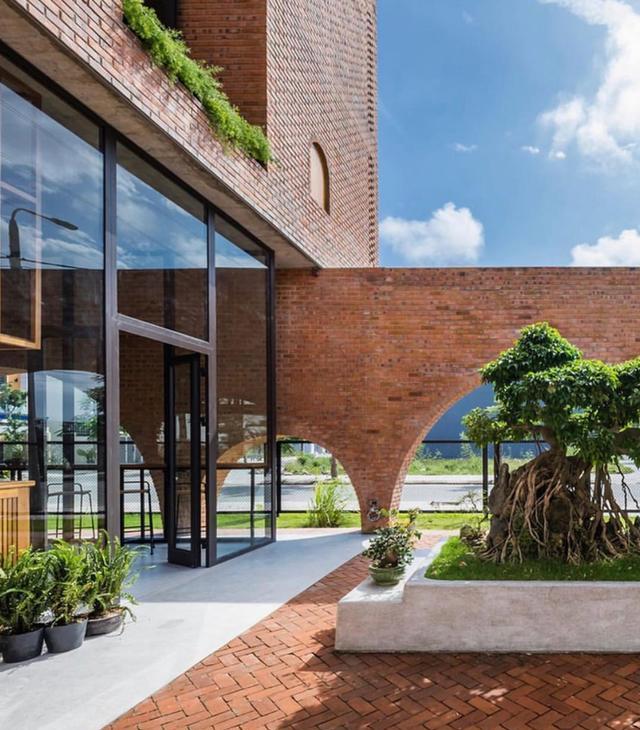 客厅处的设计偏向于工业风,美式工业风搭配红砖,是最完美不过了.