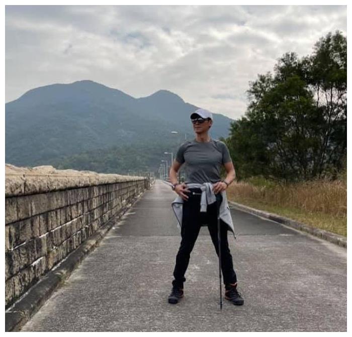 不知不觉,马德钟今年已经52岁了,但他身材保养得太好了,肌肉很发达