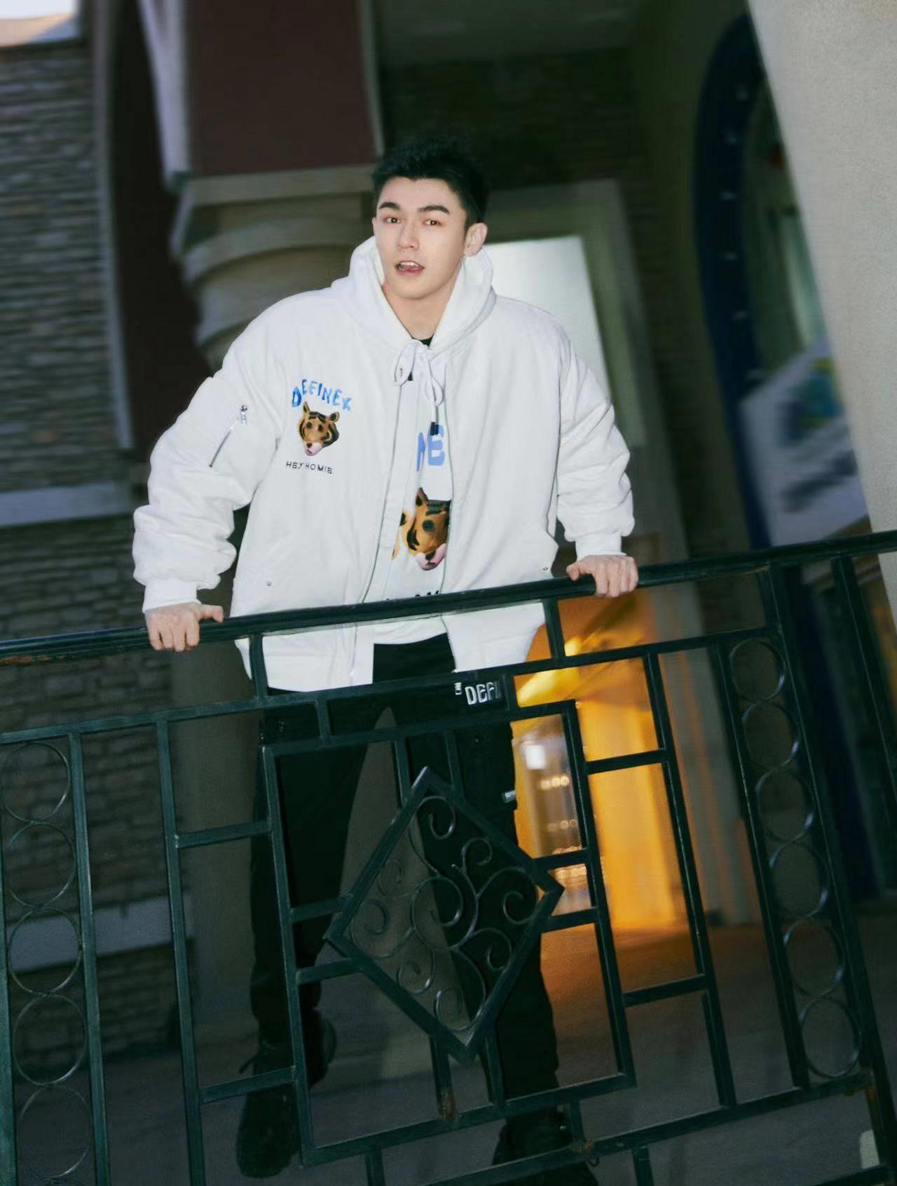 电影梭梭草首映礼娃尔致敬沙漠守护者