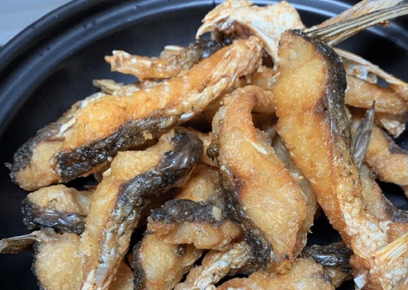 既下饭又能当零食的美食,尝试一下干炸草鱼,非常好吃的油炸食品