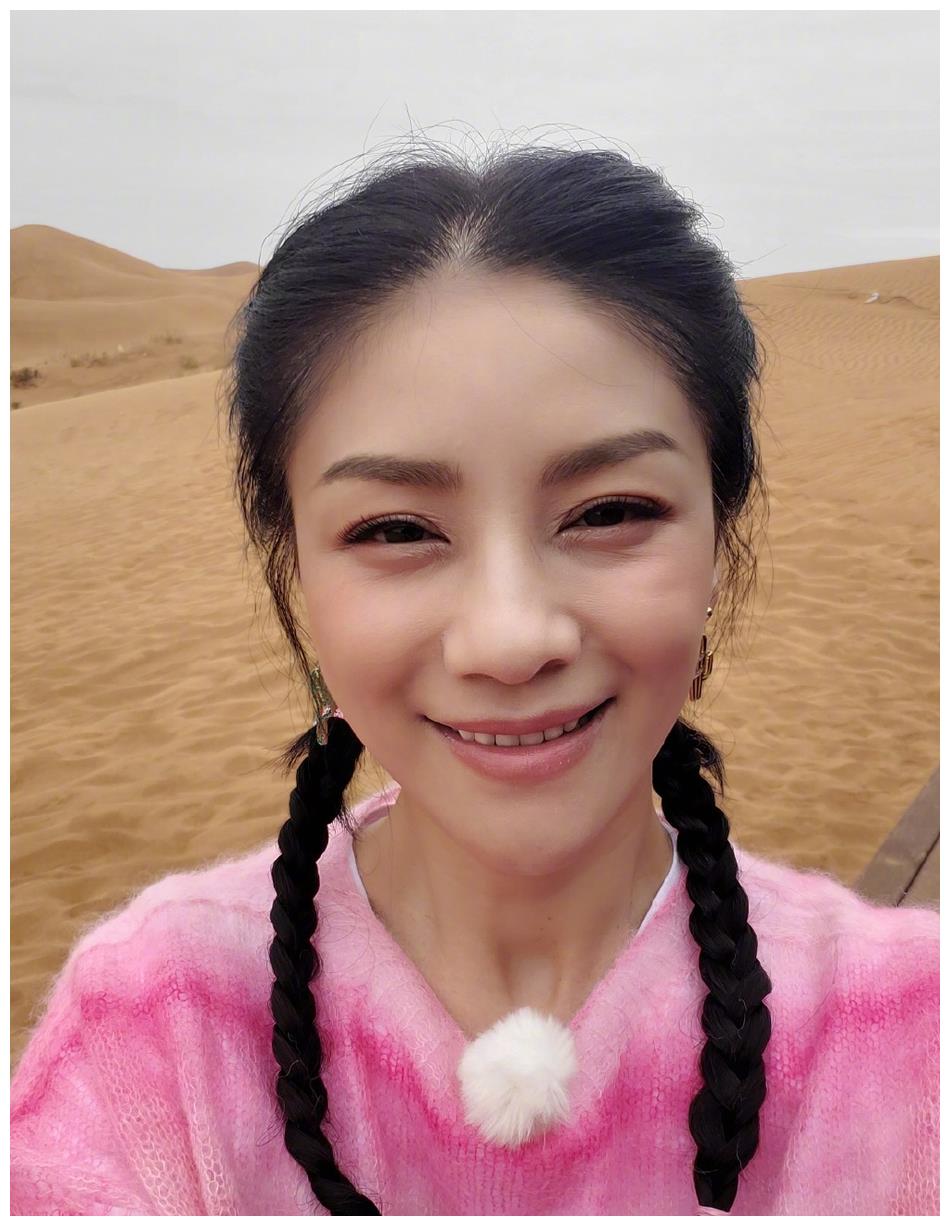 胡可晒九宫格自拍,短发出镜皮肤白皙少女感满满