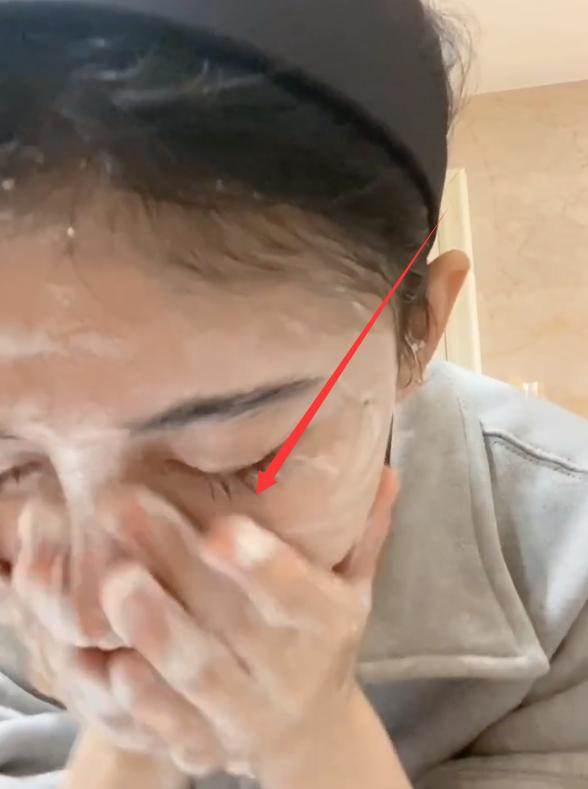 不过在鞠婧祎洗脸的时候,细心的网友也发现了一个细节,就是鞠婧祎的