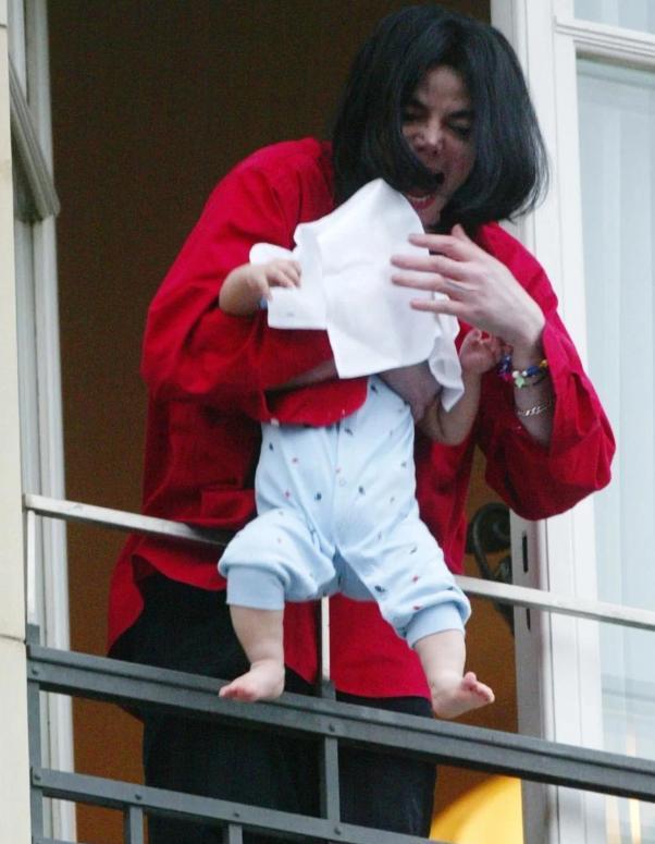 迈克尔杰克逊小儿子庆生像极父亲引回忆姐姐护弟别太关注他