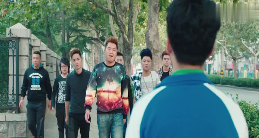 不料美女老师是黑社会老大的女儿 为您推荐: 两小混混经常欺负同学