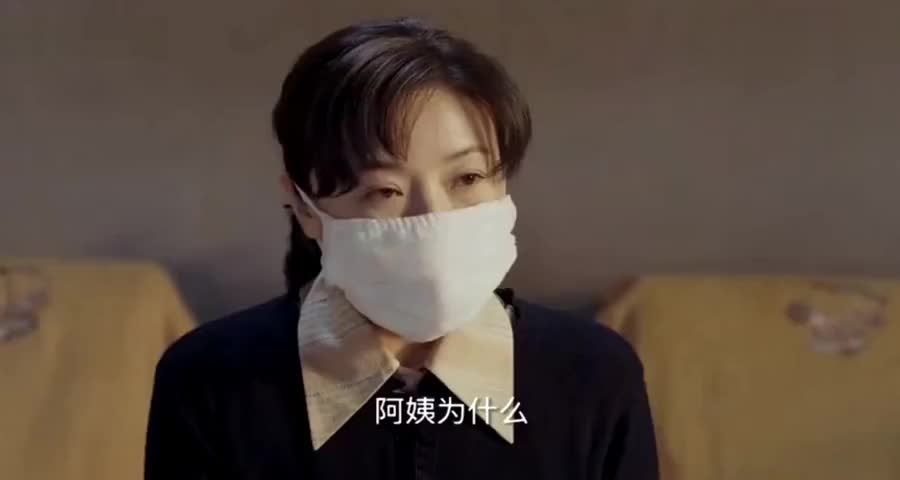 母亲戴口罩多年,谁料为了女婿竟摘下口罩,看到真容女婿当场呆住