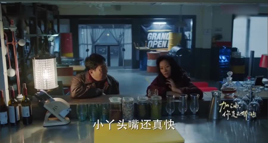 老福听了佳佳的话找牛美丽去了，牛美丽一个人在屋子里灯都不开