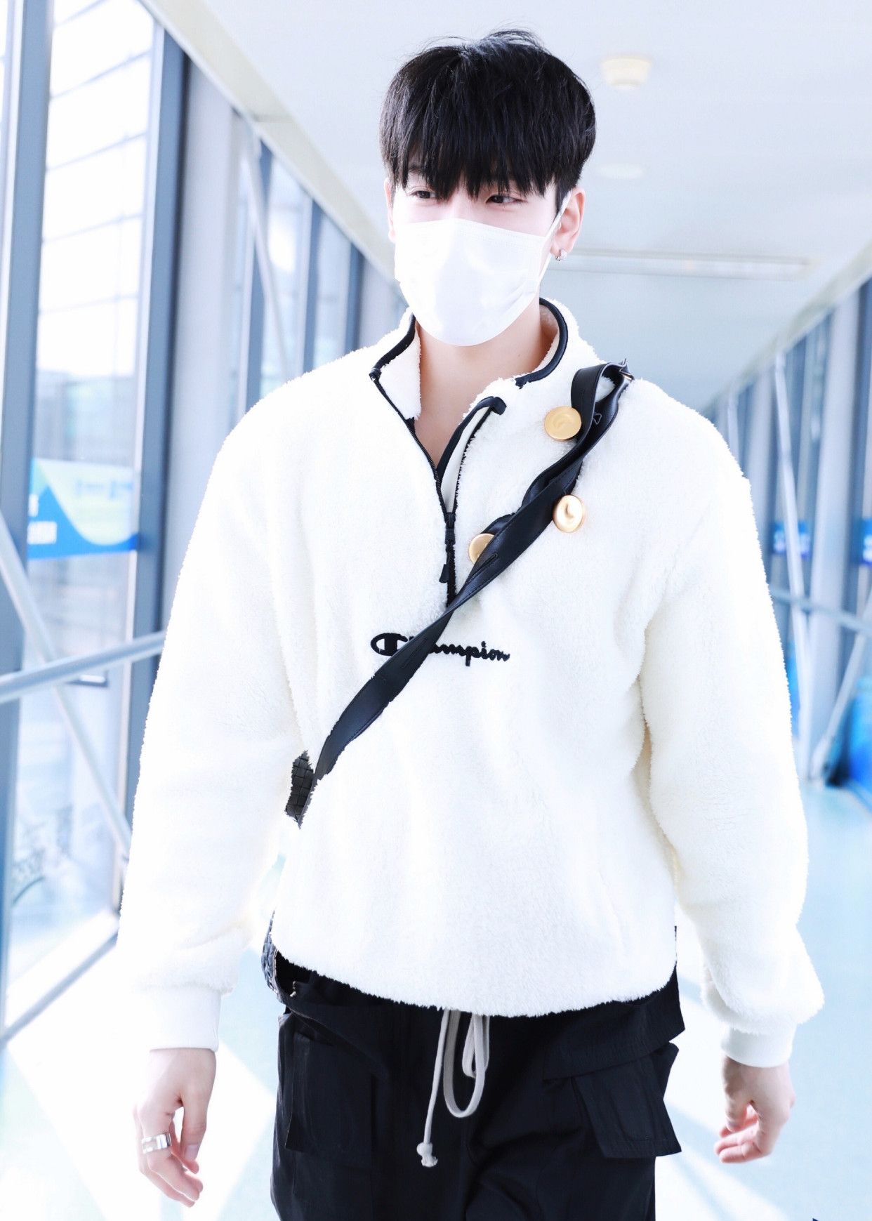 王子异机场街拍一则身穿一双异色设计帆布鞋个性十足