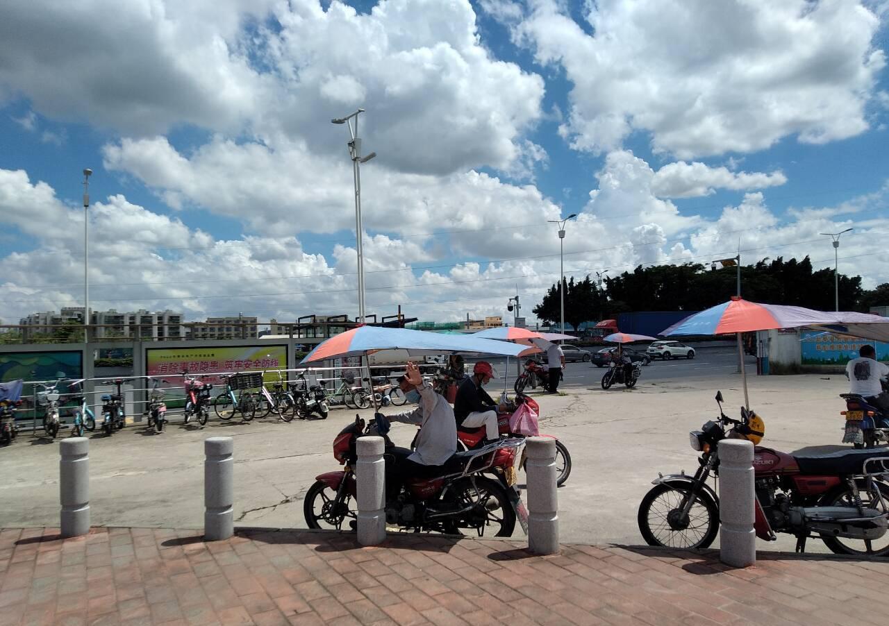 广州地铁口随处可见的一道风景 他的名字叫做摩托车师傅 财经头条 广州地铁口随处可见的一道风景 他的名字叫做摩托车师傅 财经头条