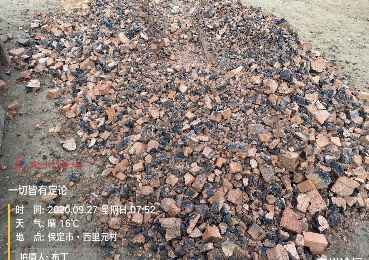 河北定州村民盖房买到"砖脆脆":还没土结实!