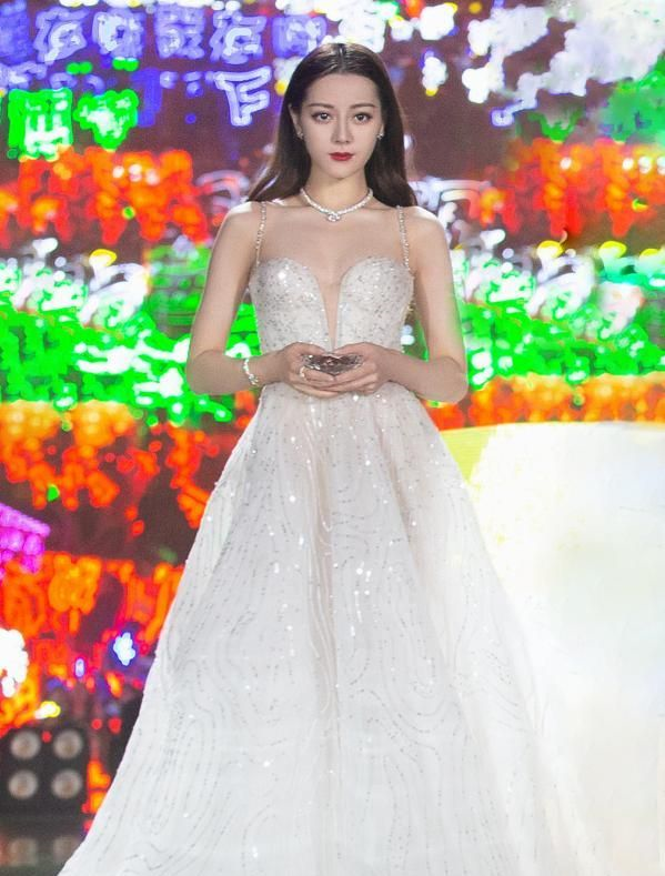 2/ 4她就是迪丽热巴啦,五官精致立体,才就已经成为了娱乐圈的女神.