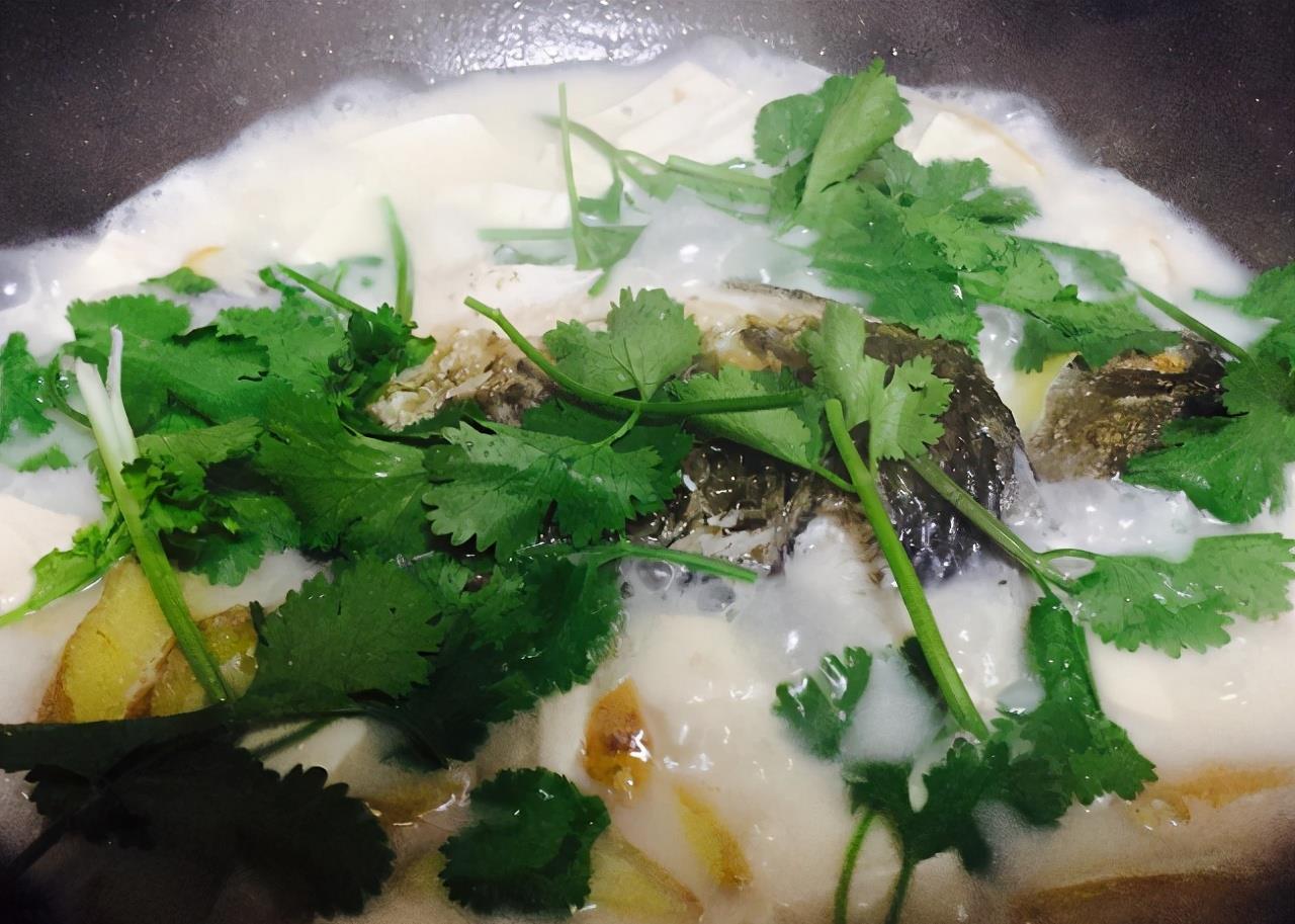 【要点】1,炖鱼汤前要记得先煎一遍,小火慢煎.