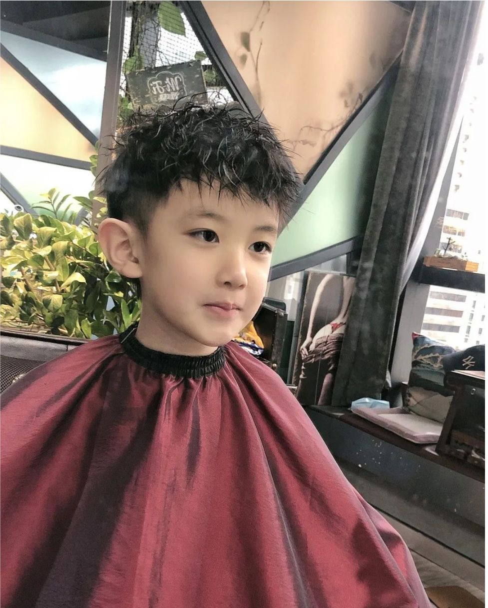 蓬松时尚还有辨识度,想不帅都难,今天的小男孩发型就为大家分享到这里