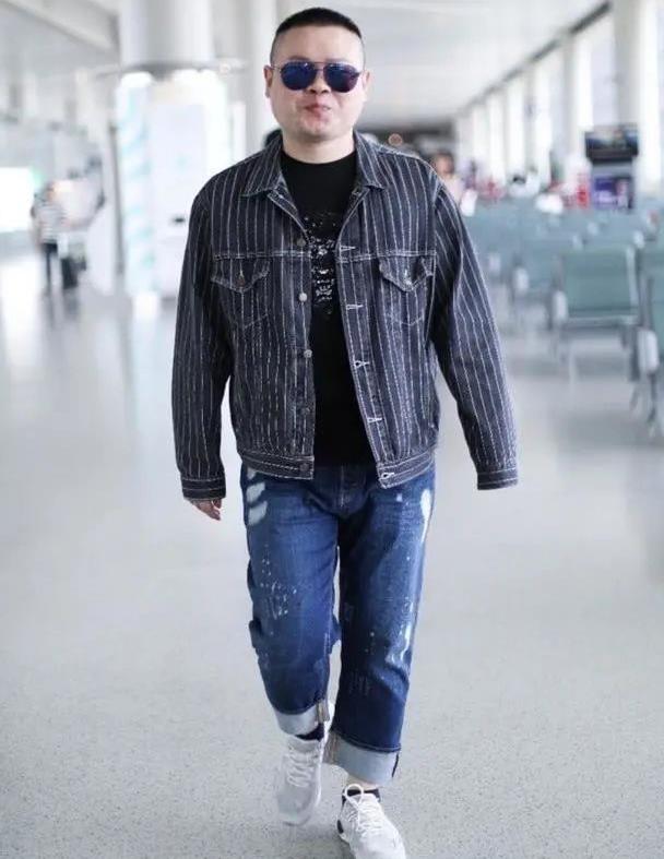 岳云鹏时髦起来不一般休闲外套搭潮款牛仔裤大佬派头十足