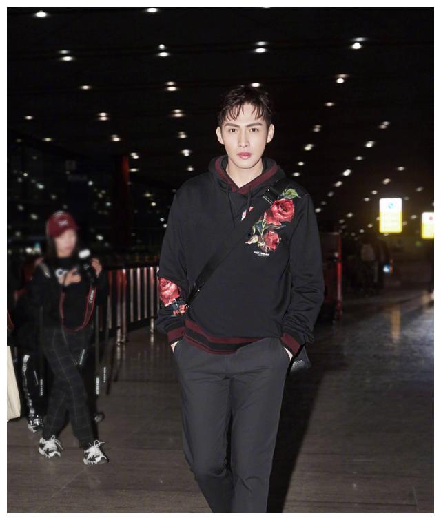 宝藏男孩张彬彬,泳池照惊艳众人,背后的好习惯值得所有人学习