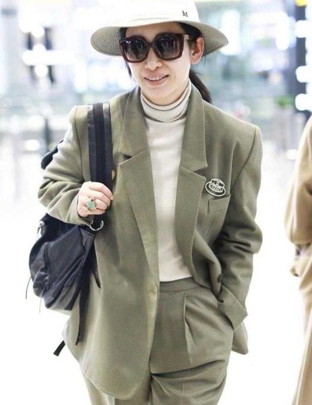 秦海璐的气质也太好了吧,穿西装套装配帽子,随便一站就有气场