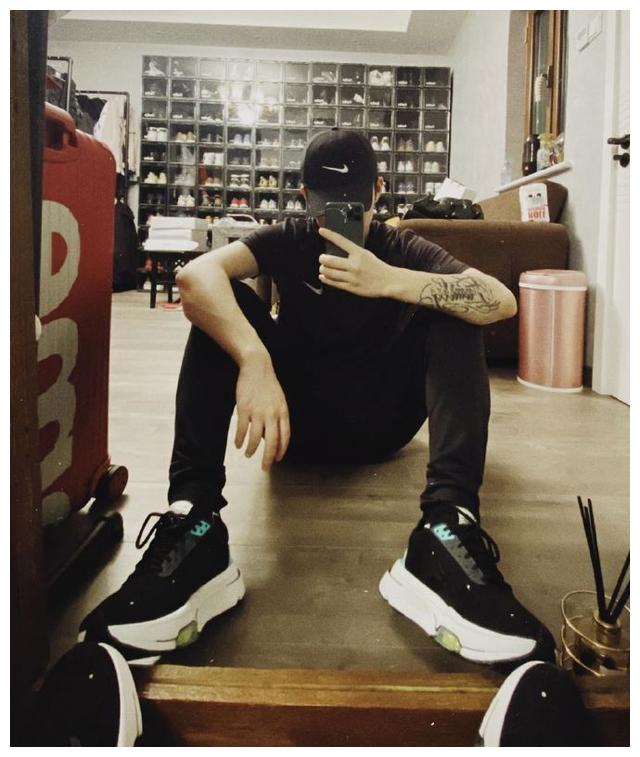 pgone凌晨晒自拍,罕见露正脸,网友的关注点却是他背