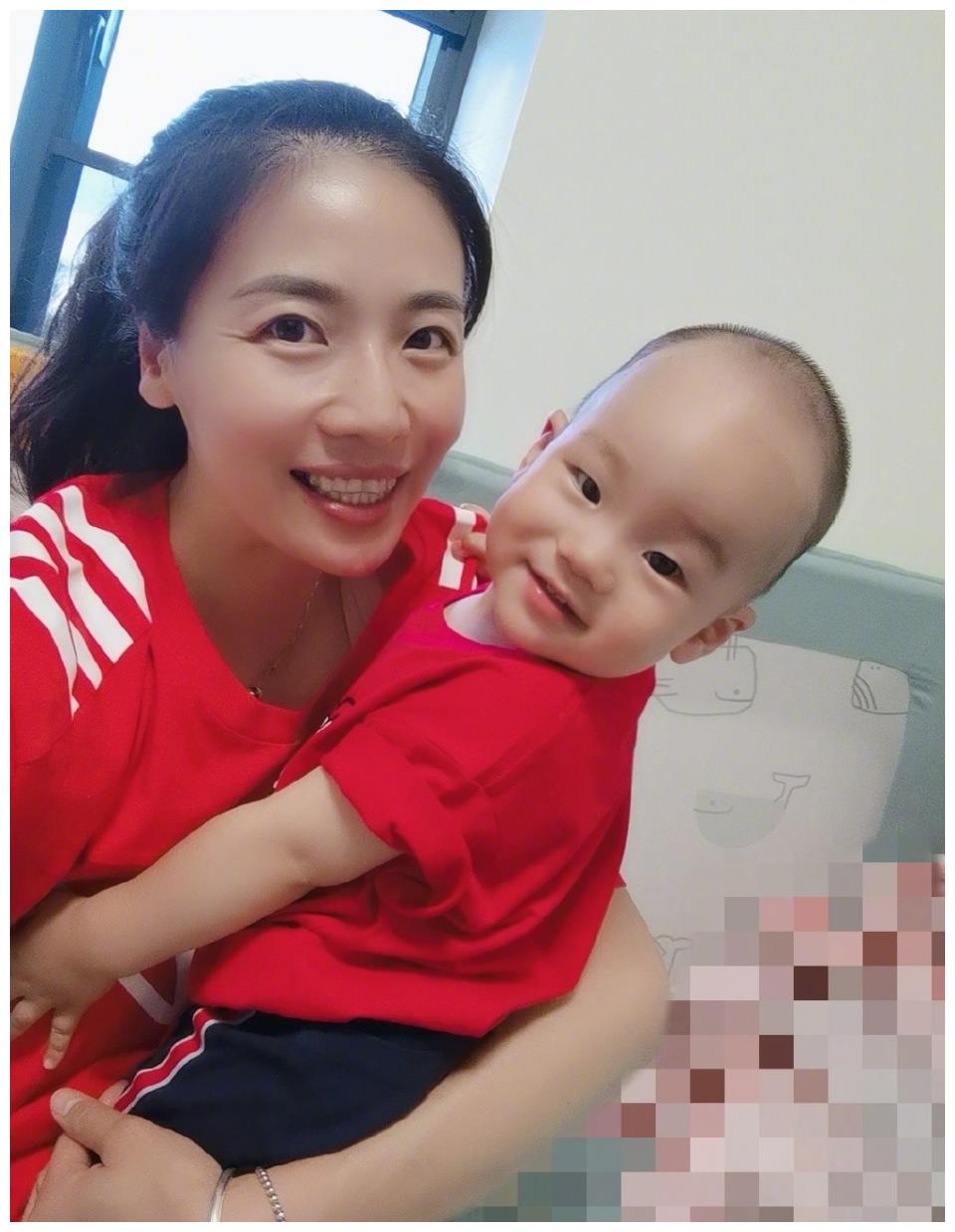 魏秋月晒照姿势引关注遭催生二胎女排前国手挺孕肚与好友聚会