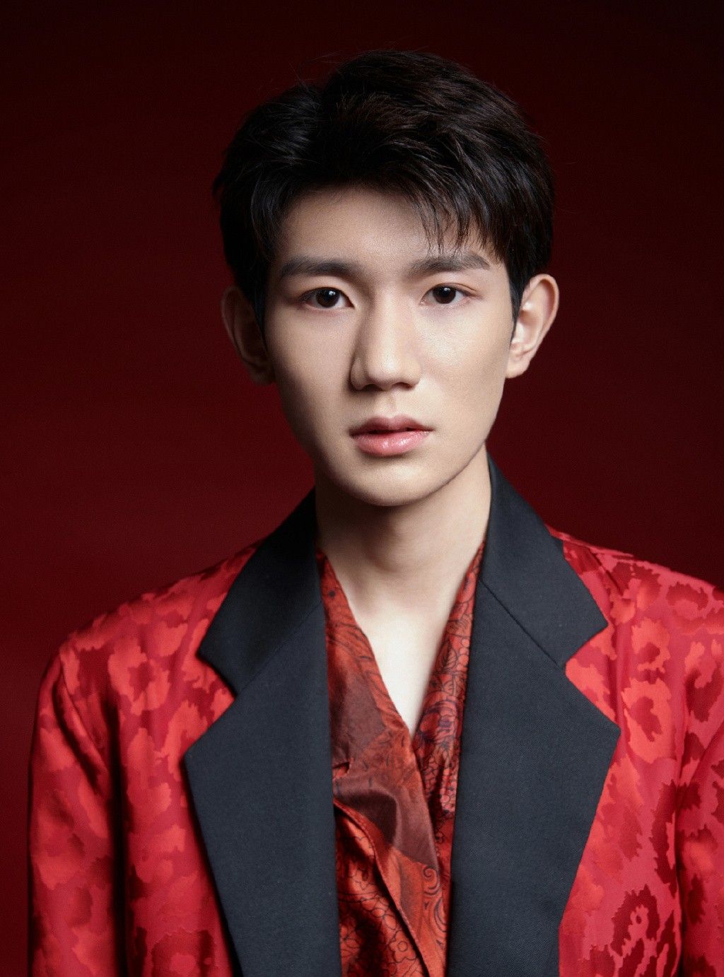 红衣拂晓 青春帅气 壮志少年 王源 红衣拂晓 青春帅气 壮志少年 王源