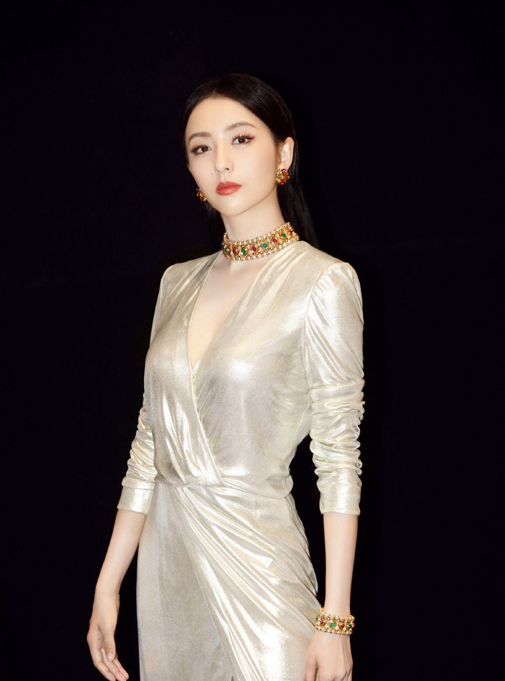 佟丽娅身穿香槟色礼服,高贵典雅,彰显东方女人独特魅力!