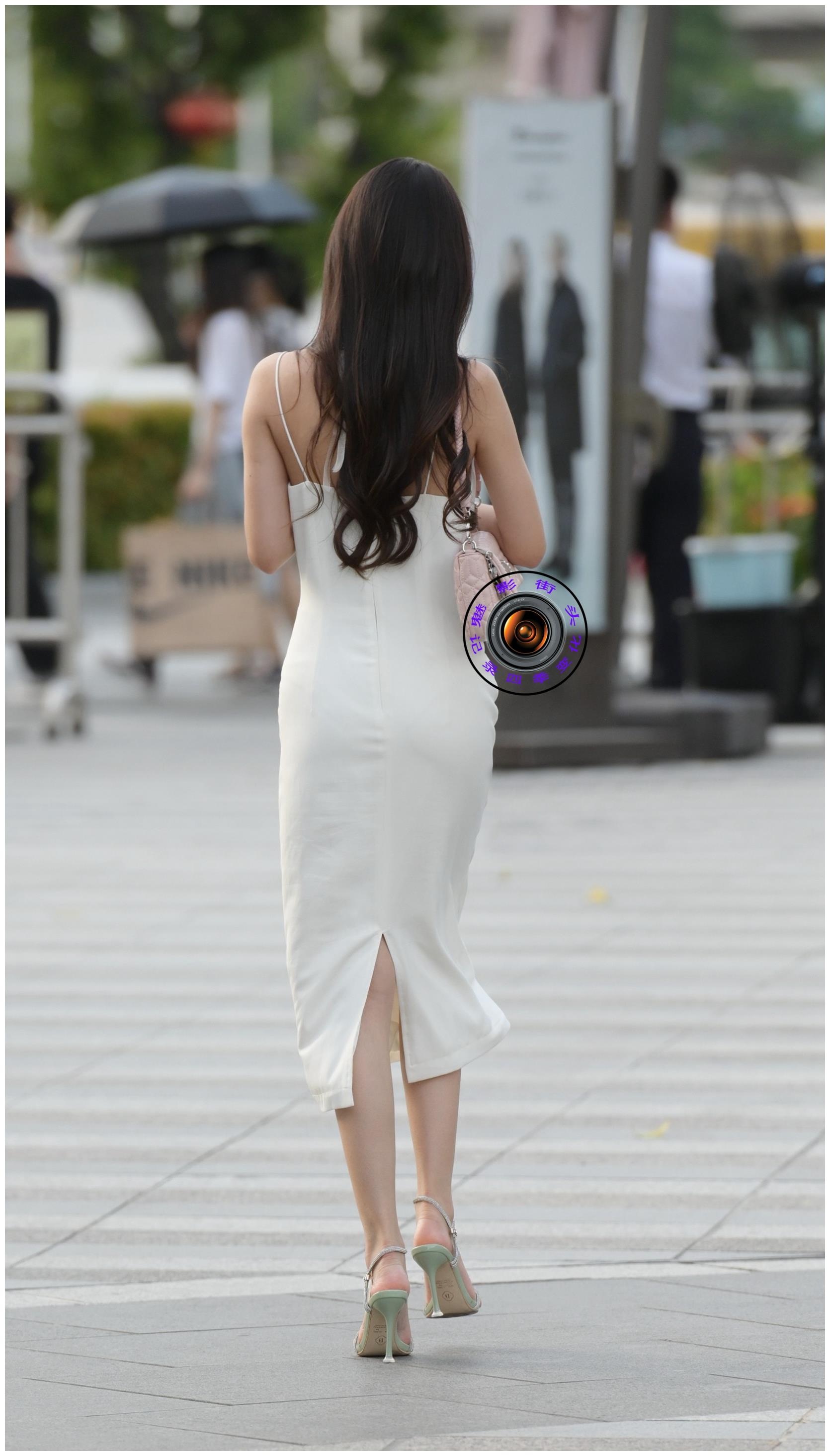 裙子的长度在小腿肚位置,这样的长裙通常都会搭配一双高跟鞋,这样更能