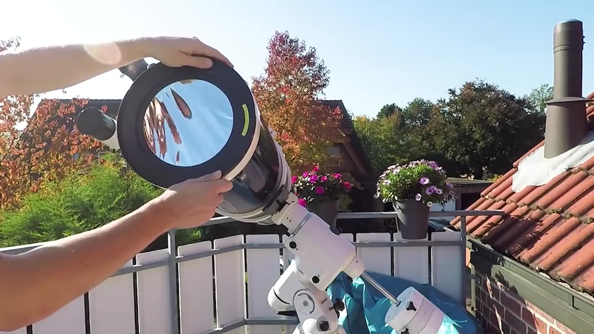 600倍望远镜究竟能看多远?看完画面后,再也不敢不拉窗帘了