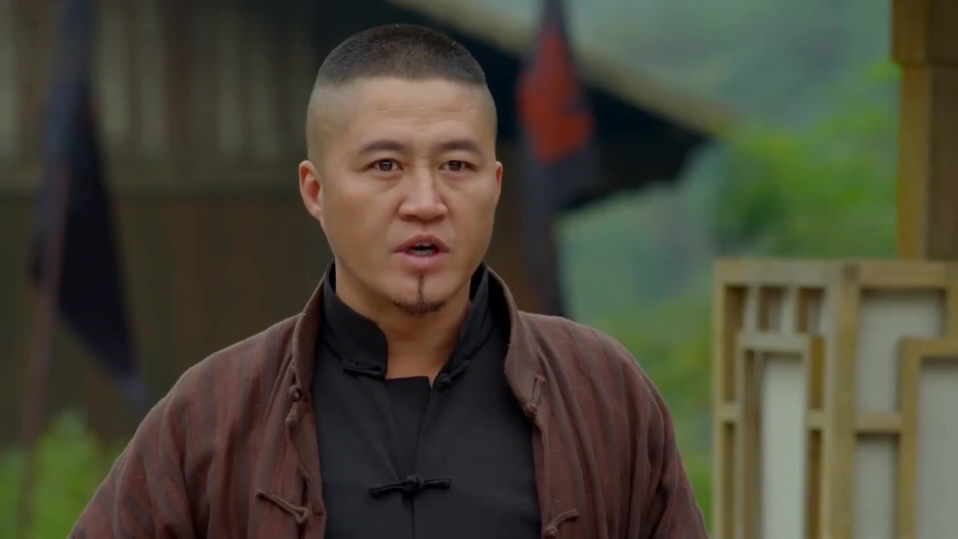 土匪头子枪法无敌,打苹果不用瞄准,没想到姑娘才是高手!