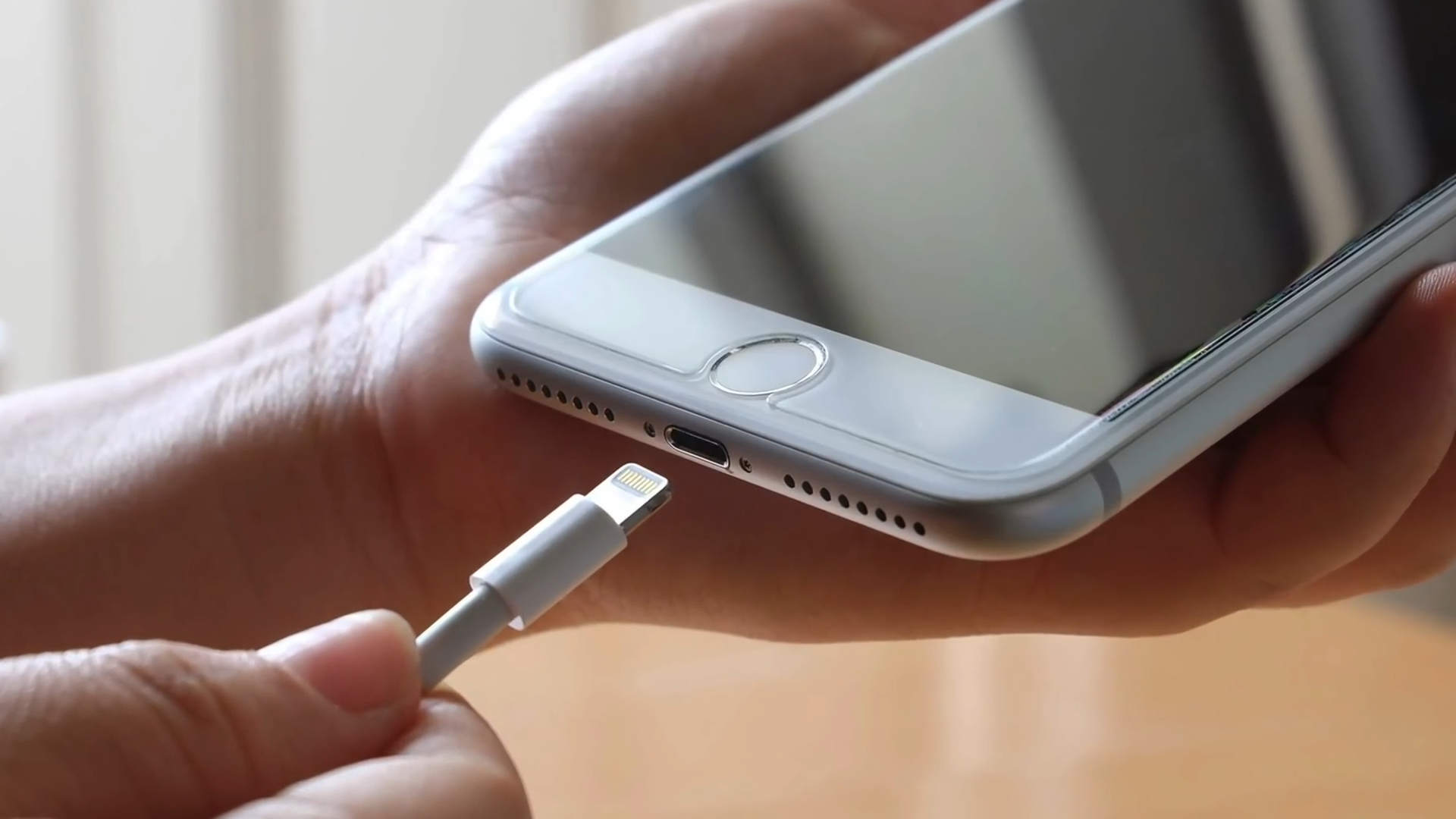 欧盟将强制iphone使用usb-c充电接口__财经头条