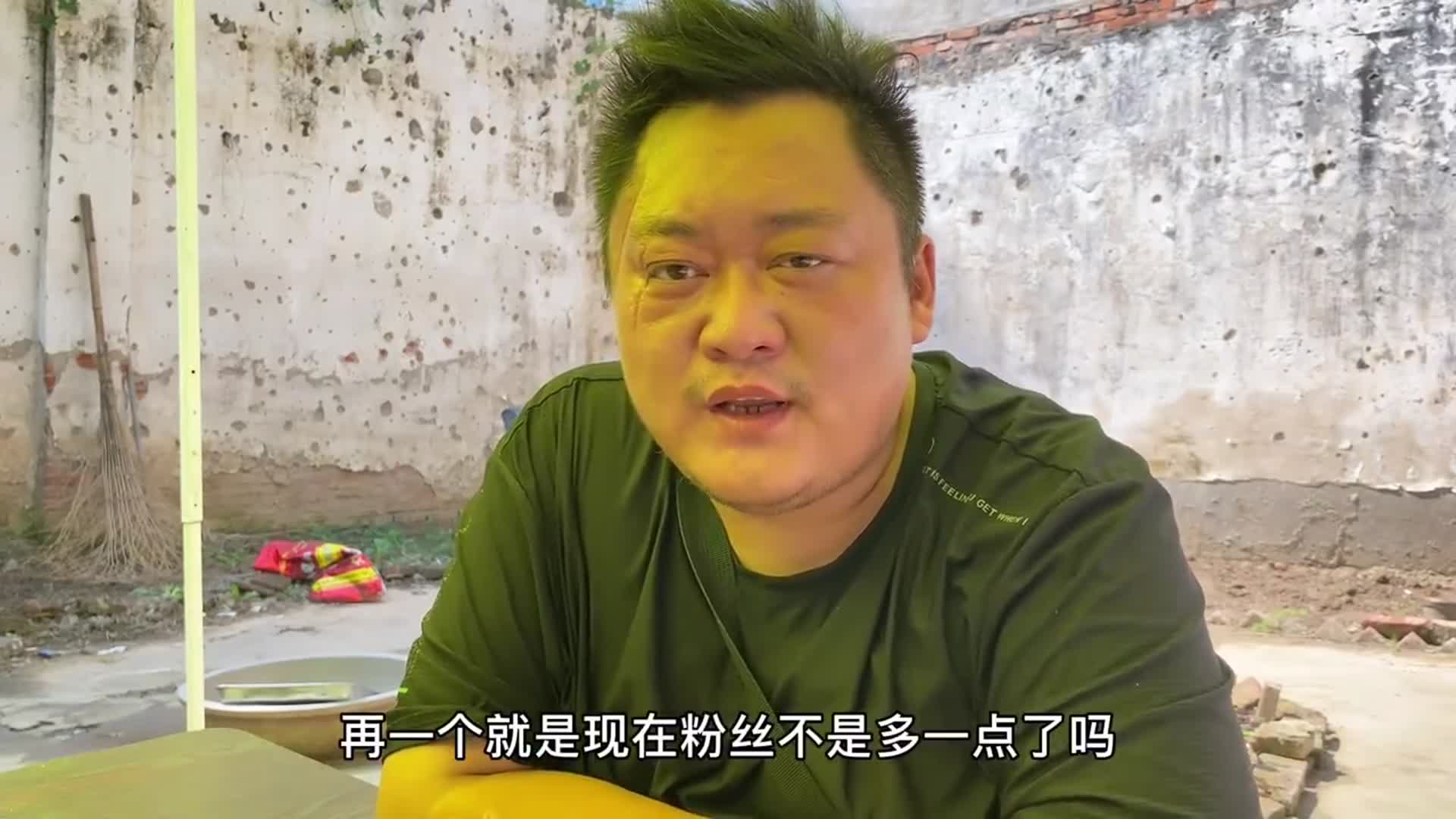 胖龙第一次做烤全兔,烤的金黄酥脆,就是肉太少,三个人没吃饱