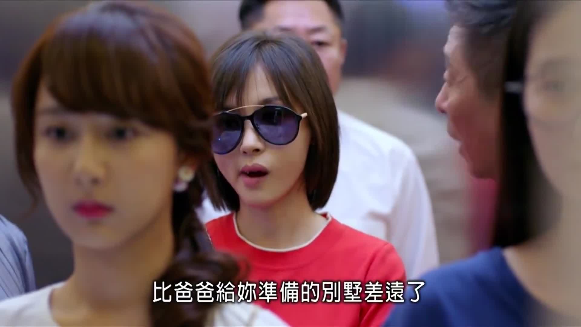 欢乐颂曲父在电梯里各种嫌弃邱莹莹回家生气