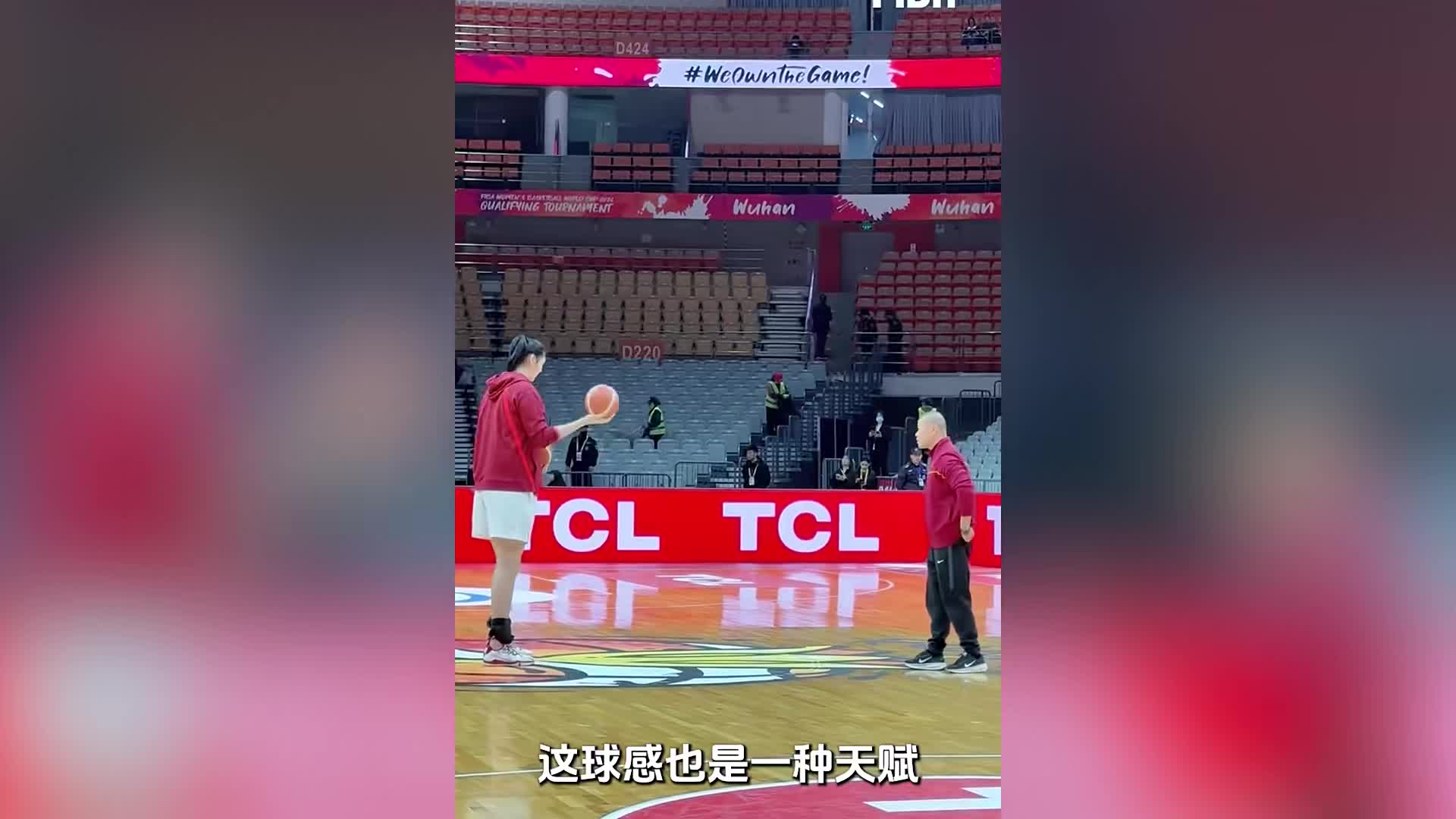 谁说2米26张子宇全靠身高？双球抛接+平衡训练，球感太离谱了